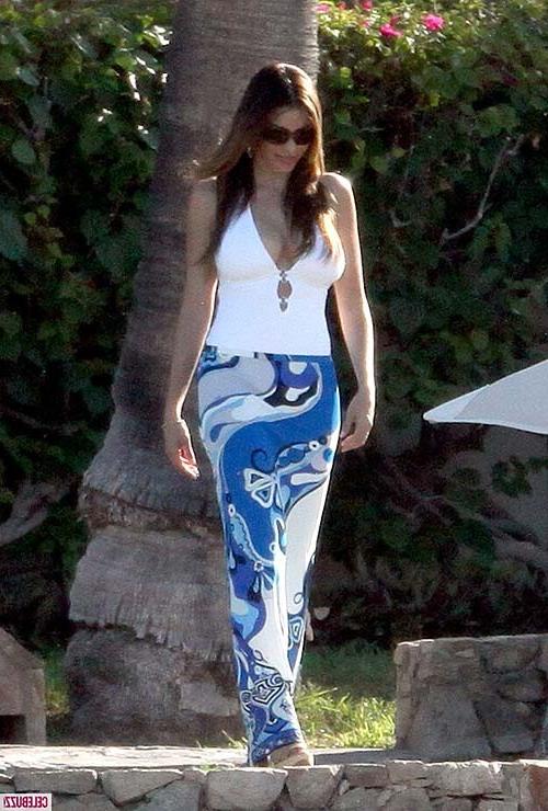 16P Sofia Vergara exposing sexy body and massive boobs in bikini