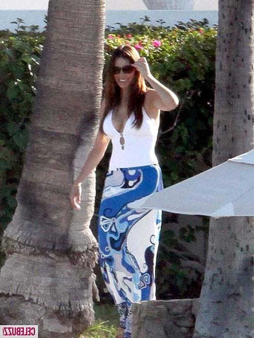 16P Sofia Vergara exposing sexy body and massive boobs in bikini
