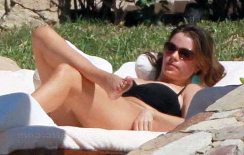 16P Sofia Vergara exposing sexy body and massive boobs in bikini