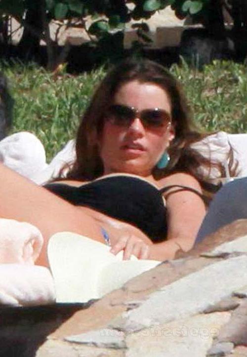 16P Sofia Vergara exposing sexy body and massive boobs in bikini