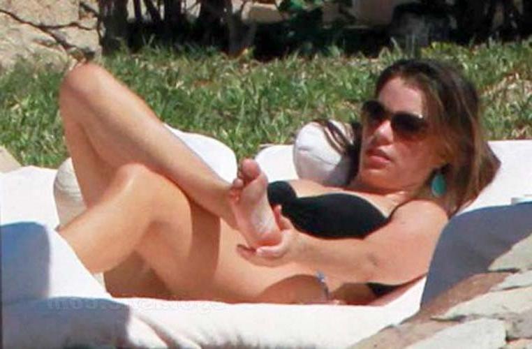 16P Sofia Vergara exposing sexy body and massive boobs in bikini