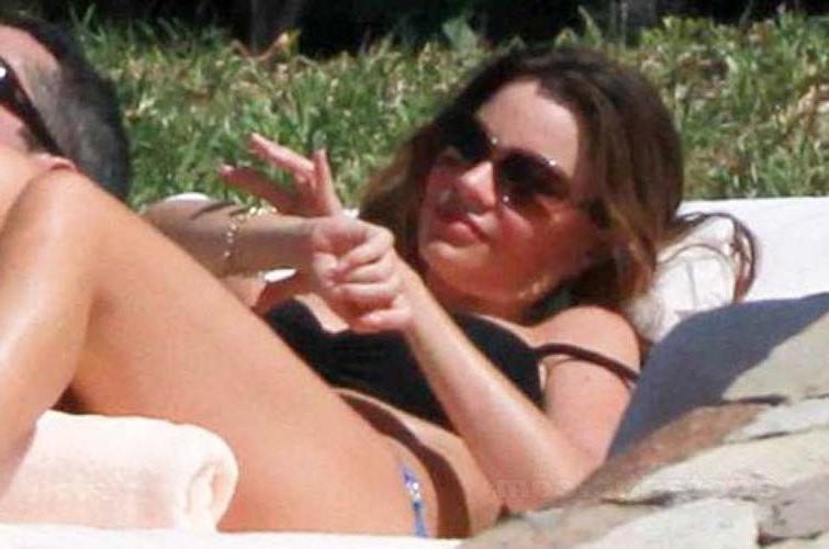 16P Sofia Vergara exposing sexy body and massive boobs in bikini