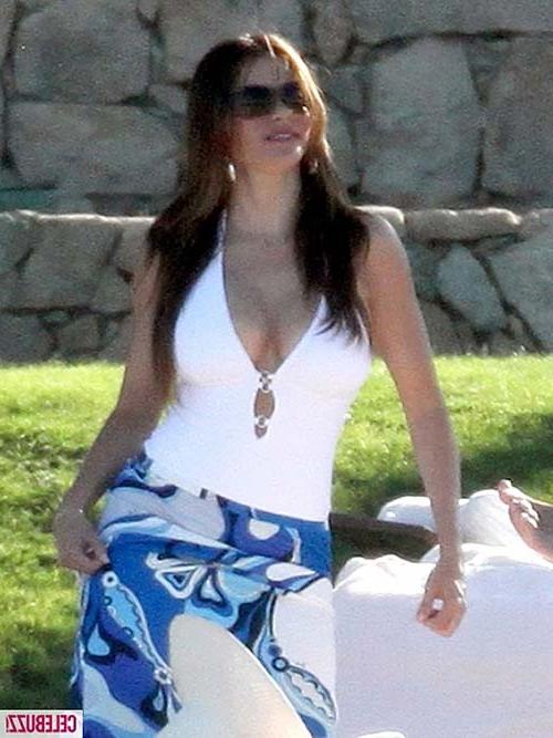 16P Sofia Vergara exposing sexy body and massive boobs in bikini