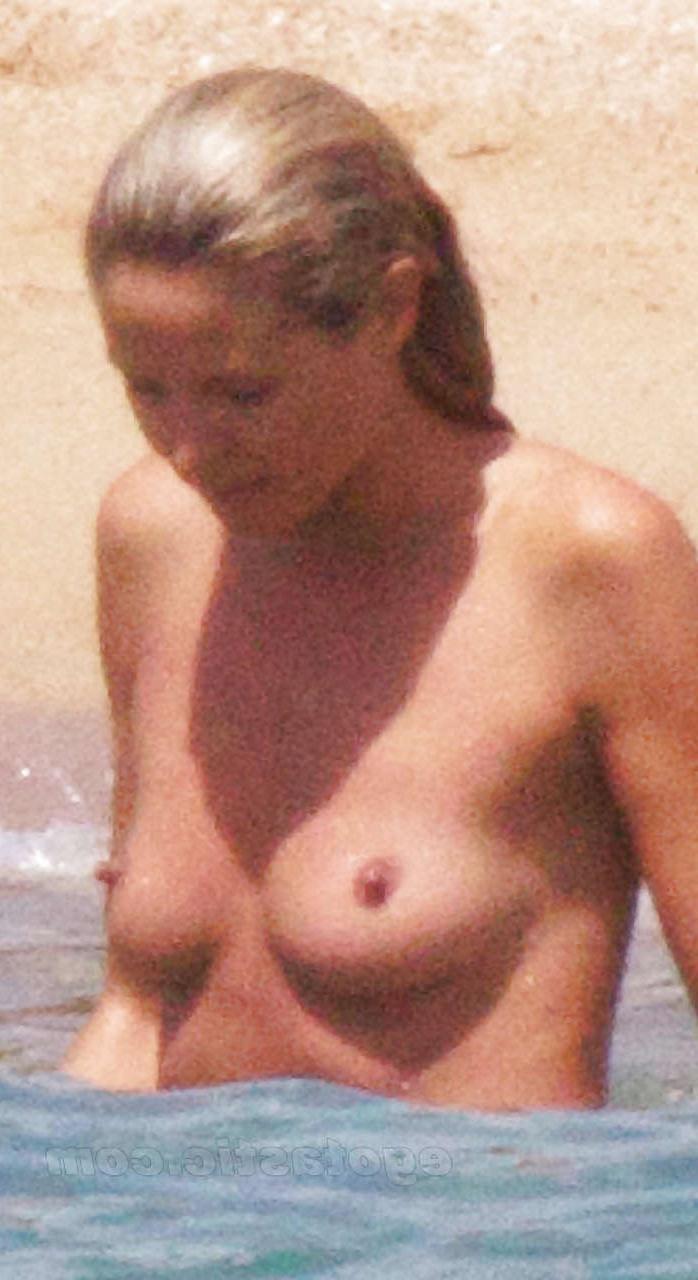 16P Heidi Klum showing her tiny tits on beach while sunbathing topless caught by pap