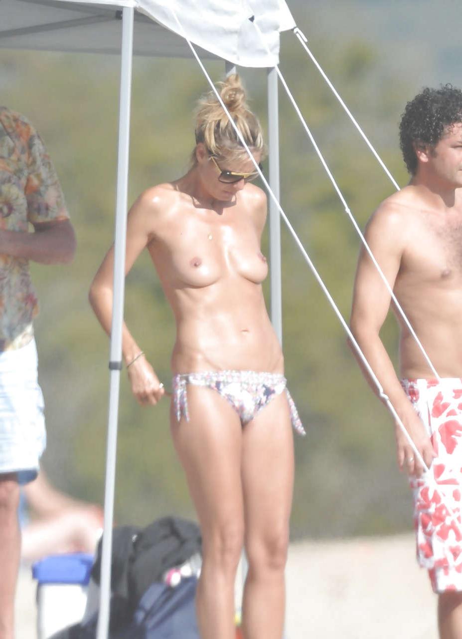 16P Heidi Klum showing her nice tits on beach on vacation caught by paparazzi