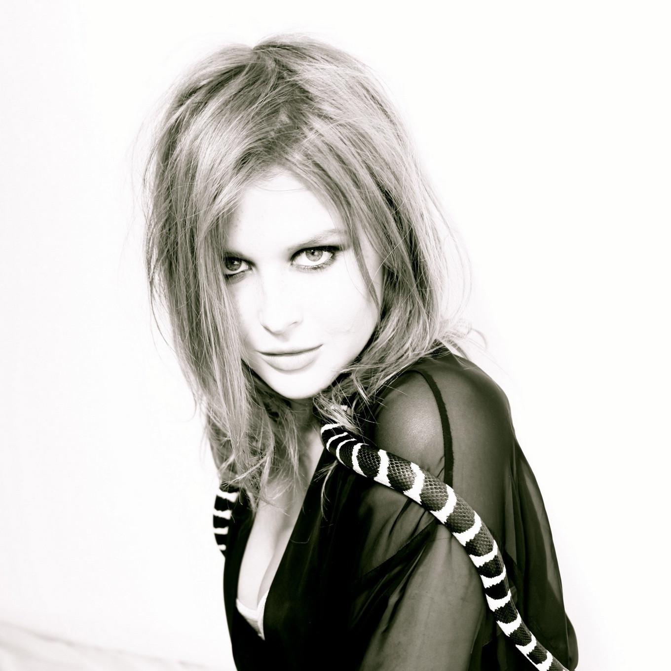 16P Renee Olstead petting a snake for very sexy 'Buzznet' photoshoot