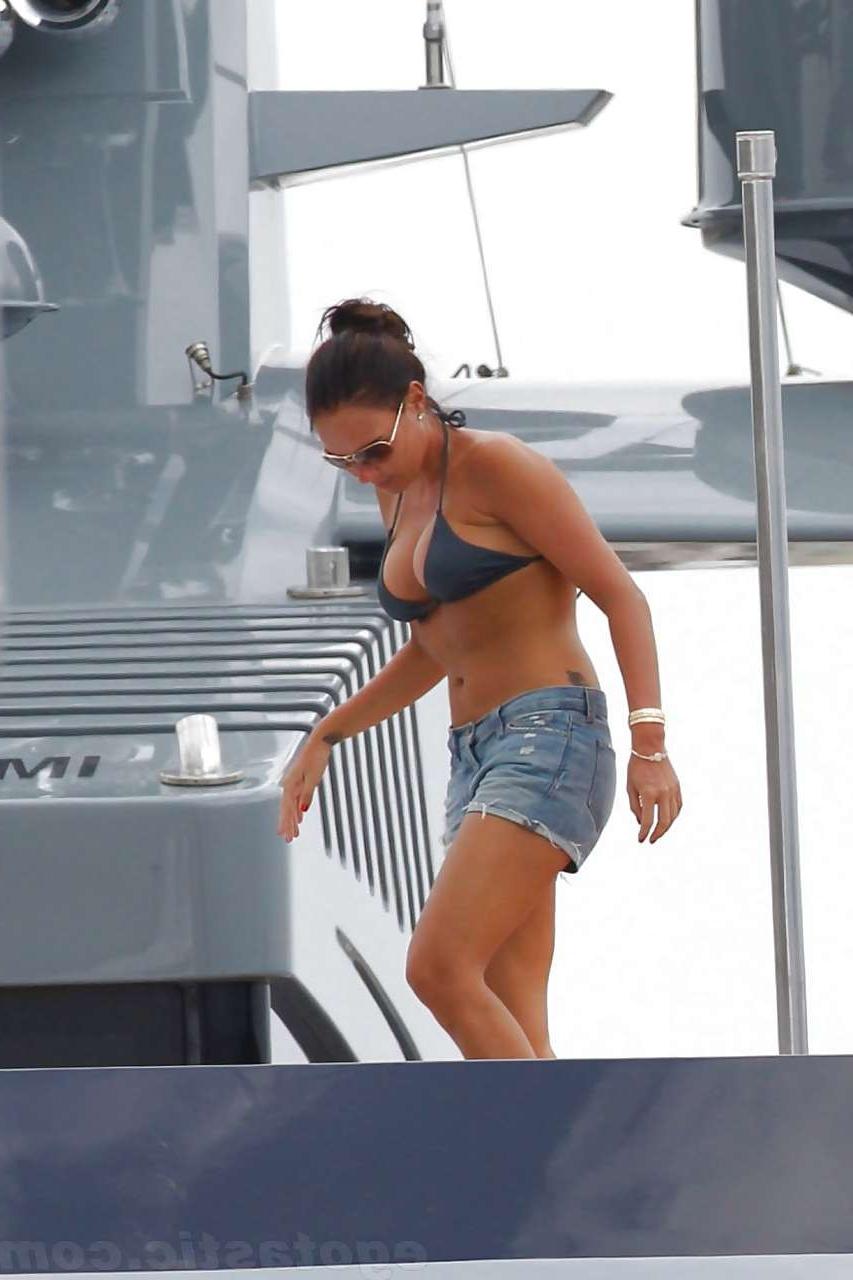 16P Tamara Ecclestone nipple slip caught by paparazzi and posing in stockings