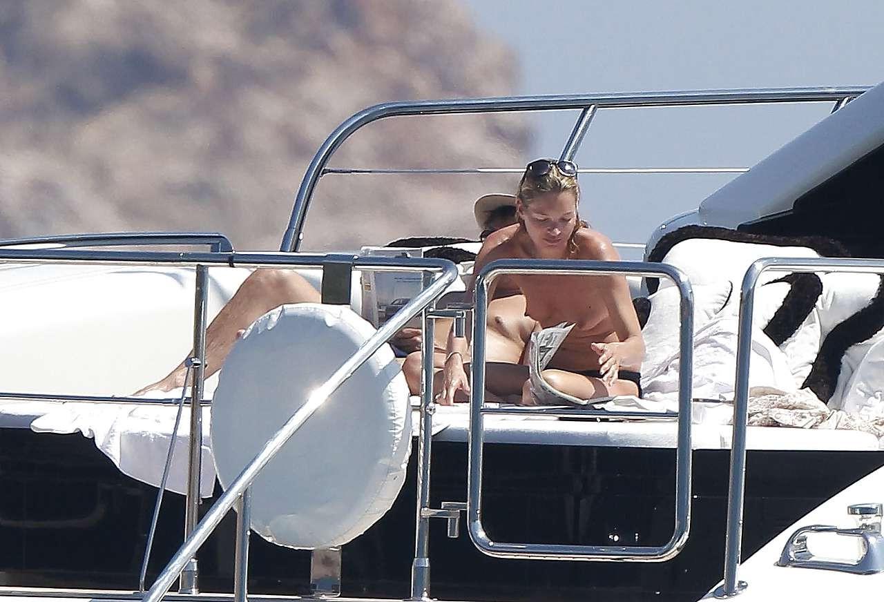 16P Kate Moss genießt das Sonnenbaden oben ohne auf einer Yacht, die von Paparazzi erwischt wurde