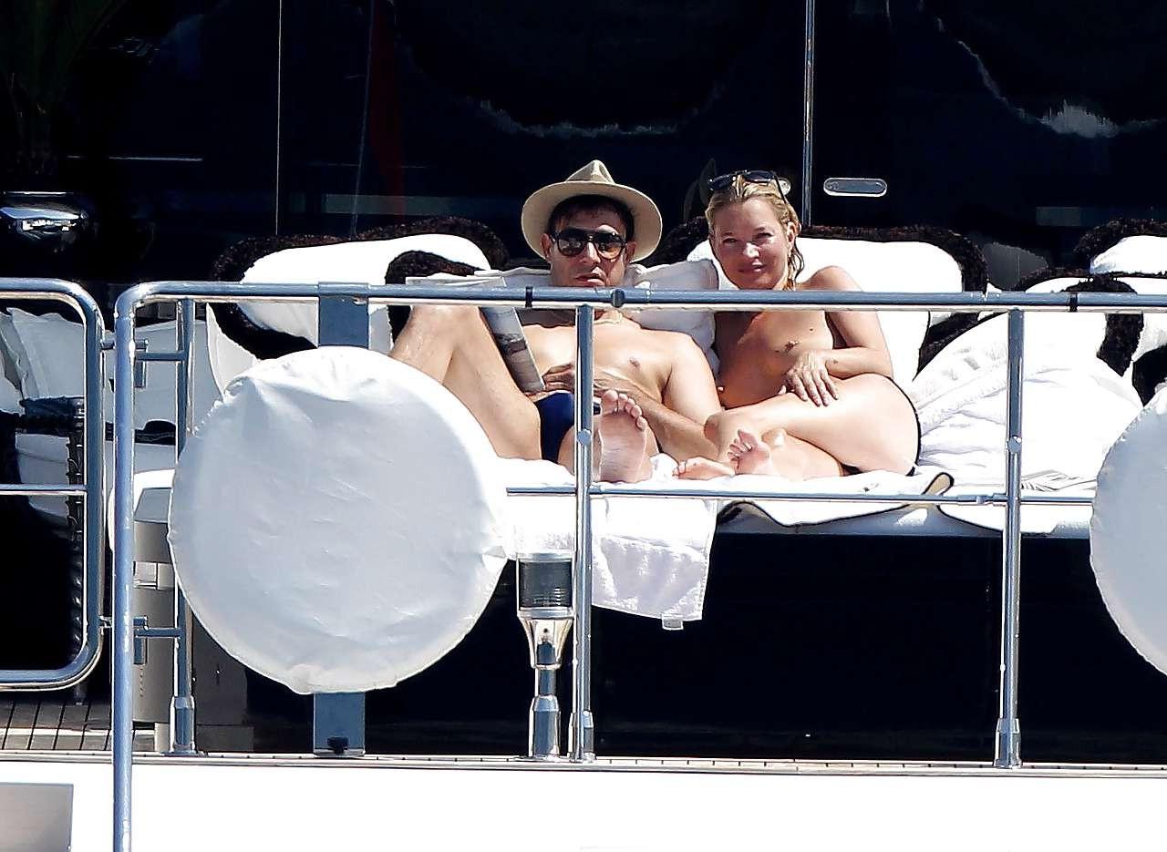 16P Kate Moss genießt das Sonnenbaden oben ohne auf einer Yacht, die von Paparazzi erwischt wurde