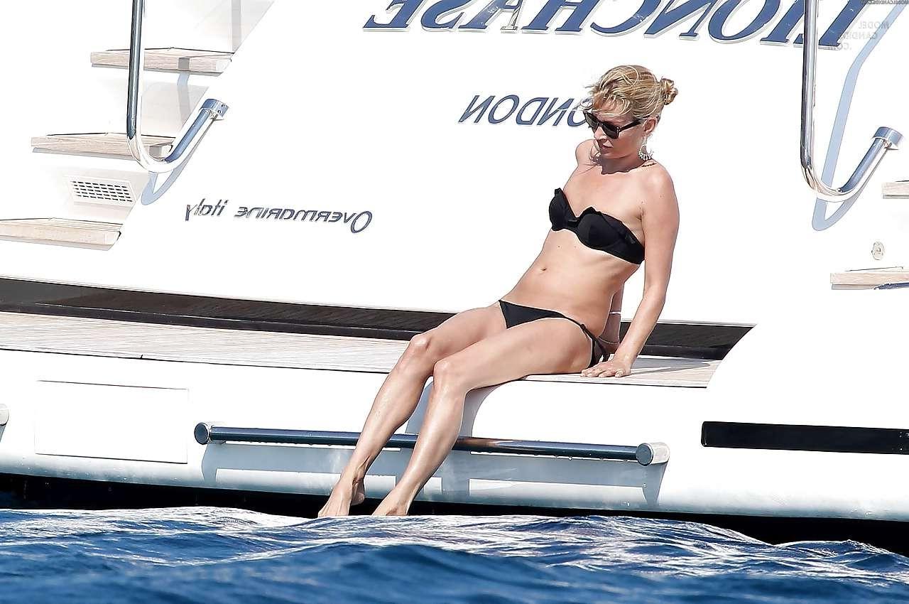 16P Kate Moss genießt das Sonnenbaden oben ohne auf einer Yacht, die von Paparazzi erwischt wurde