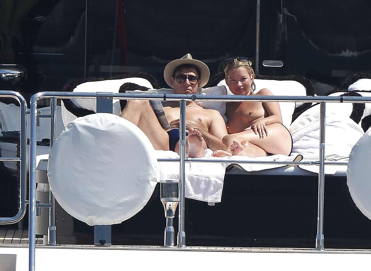 16P Kate Moss genießt das Sonnenbaden oben ohne auf einer Yacht, die von Paparazzi erwischt wurde