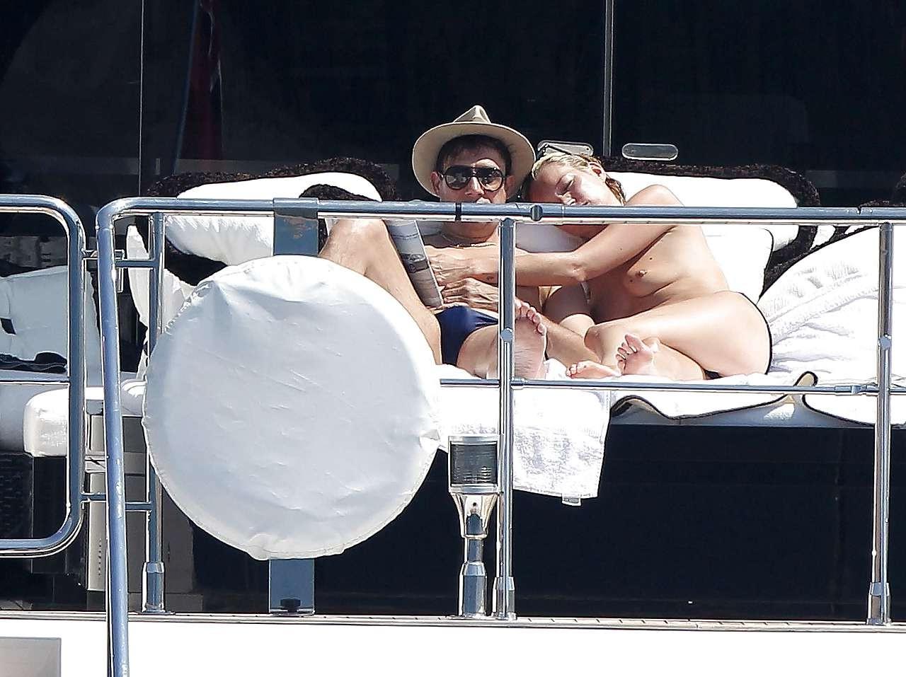 16P Kate Moss genießt das Sonnenbaden oben ohne auf einer Yacht, die von Paparazzi erwischt wurde