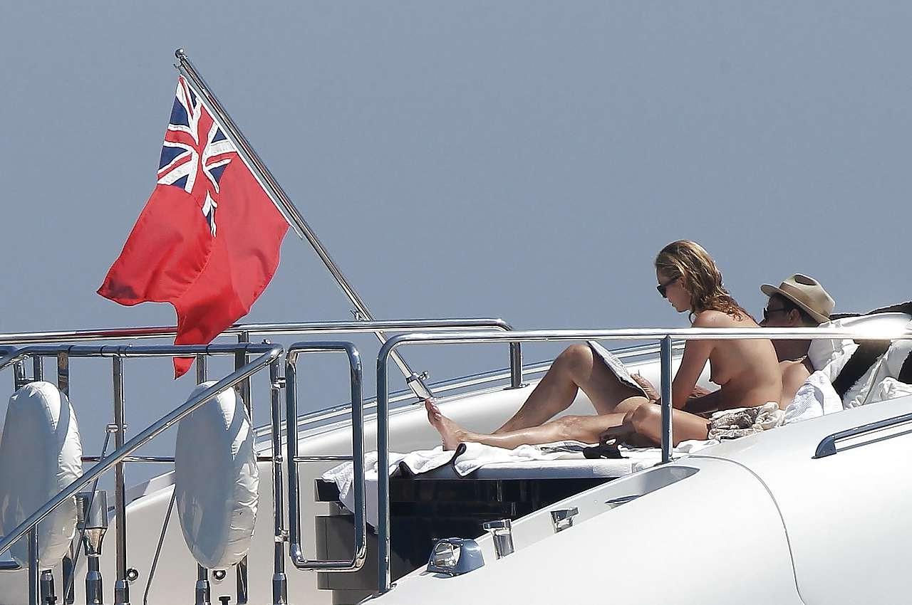 16P Kate Moss genießt das Sonnenbaden oben ohne auf einer Yacht, die von Paparazzi erwischt wurde