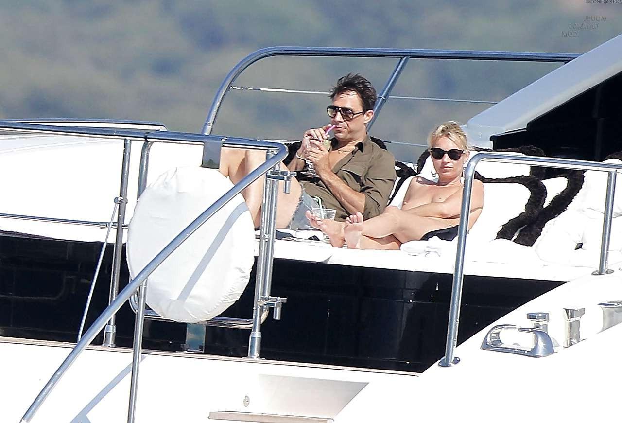 16P Kate Moss genießt das Sonnenbaden oben ohne auf einer Yacht, die von Paparazzi erwischt wurde