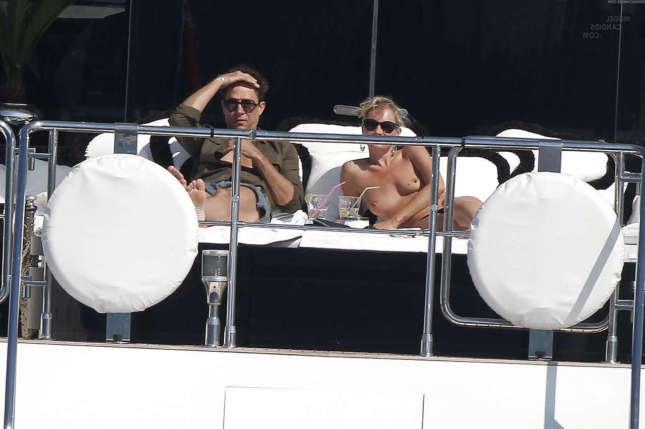 16P Kate Moss genießt das Sonnenbaden oben ohne auf einer Yacht, die von Paparazzi erwischt wurde