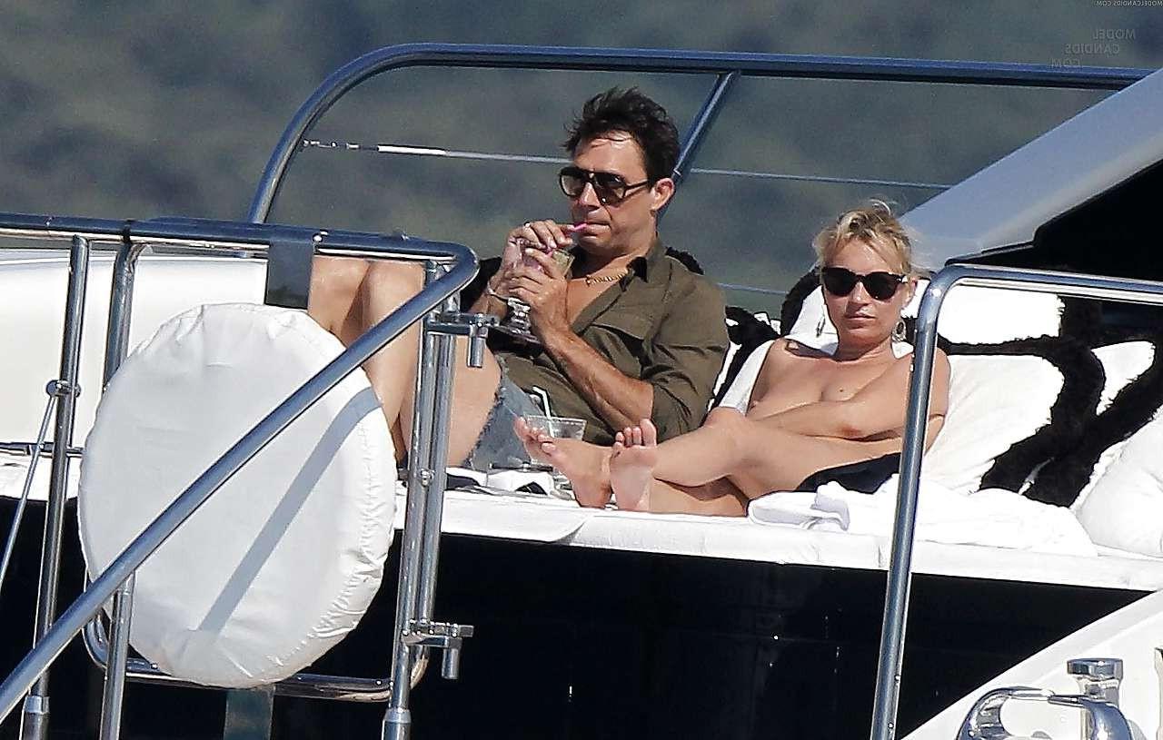 16P Kate Moss genießt das Sonnenbaden oben ohne auf einer Yacht, die von Paparazzi erwischt wurde