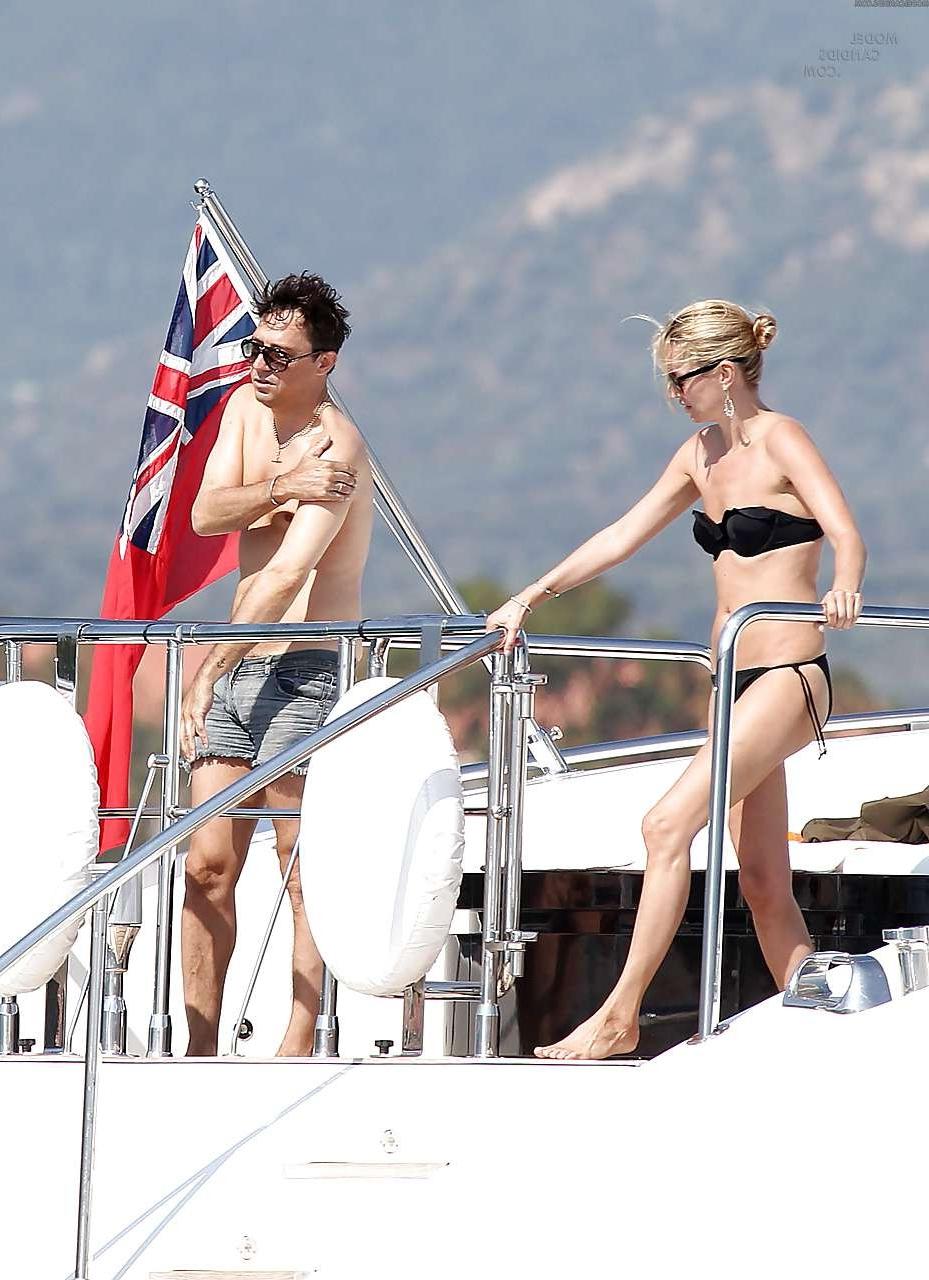 16P Kate Moss genießt das Sonnenbaden oben ohne auf einer Yacht, die von Paparazzi erwischt wurde