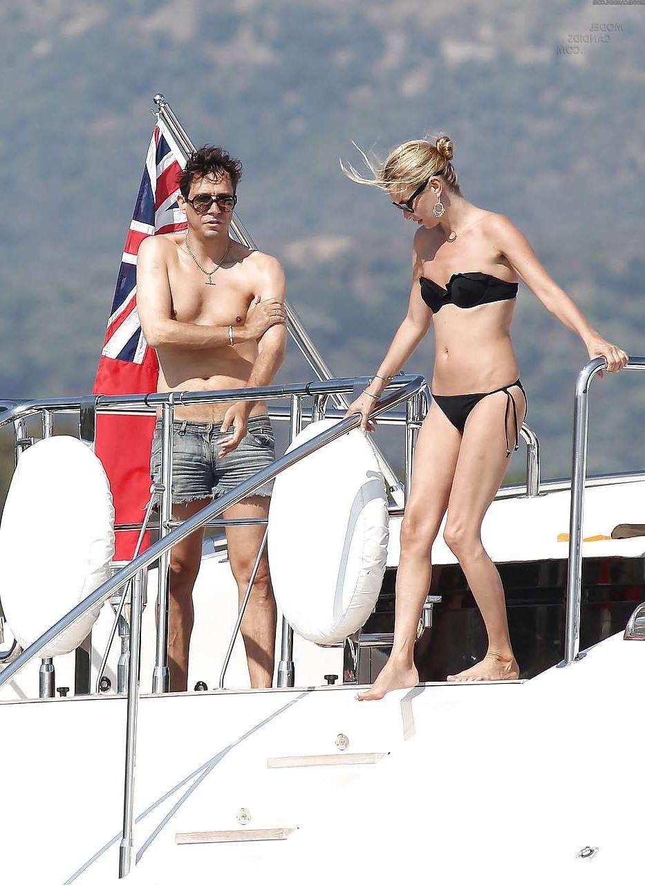 16P Kate Moss genießt das Sonnenbaden oben ohne auf einer Yacht, die von Paparazzi erwischt wurde