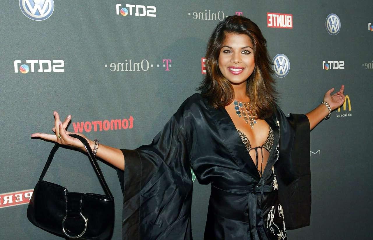 16P Indira Weiss showing her hairy pussy upskirt in mini skirt caught by paparazzi