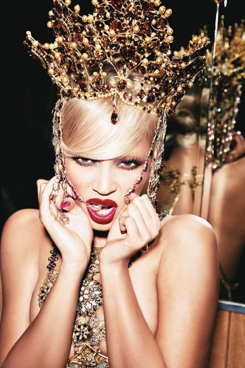 16P Beyonce topless but hiding her precious boobs for Ellen von Unwerth Photoshoot 2