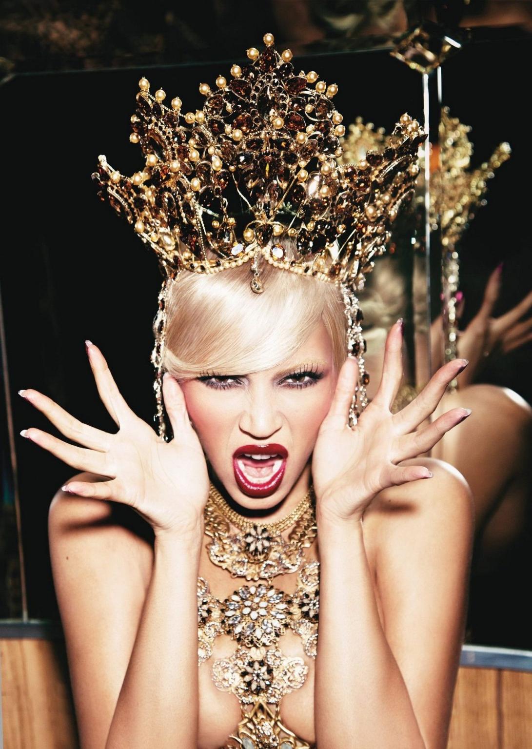 16P Beyonce topless but hiding her precious boobs for Ellen von Unwerth Photoshoot 2