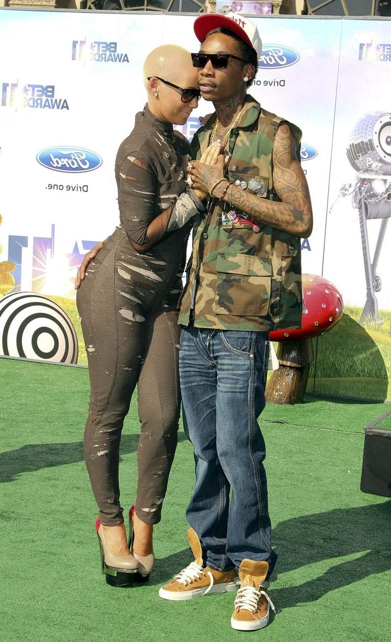 16P Amber Rose masturbating with fingers and exposing sexy nude body