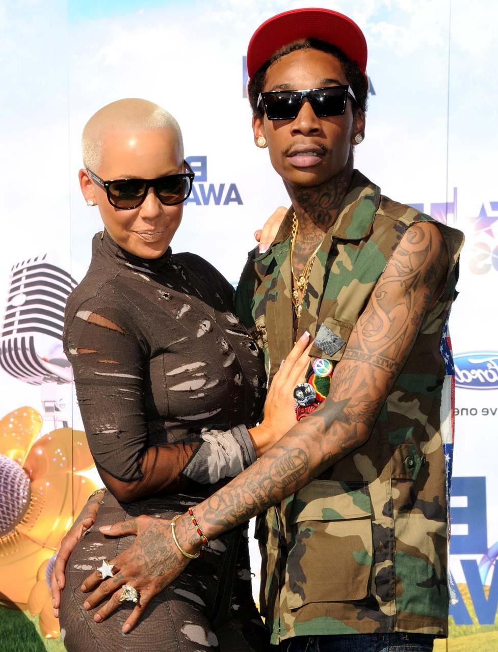 16P Amber Rose masturbating with fingers and exposing sexy nude body