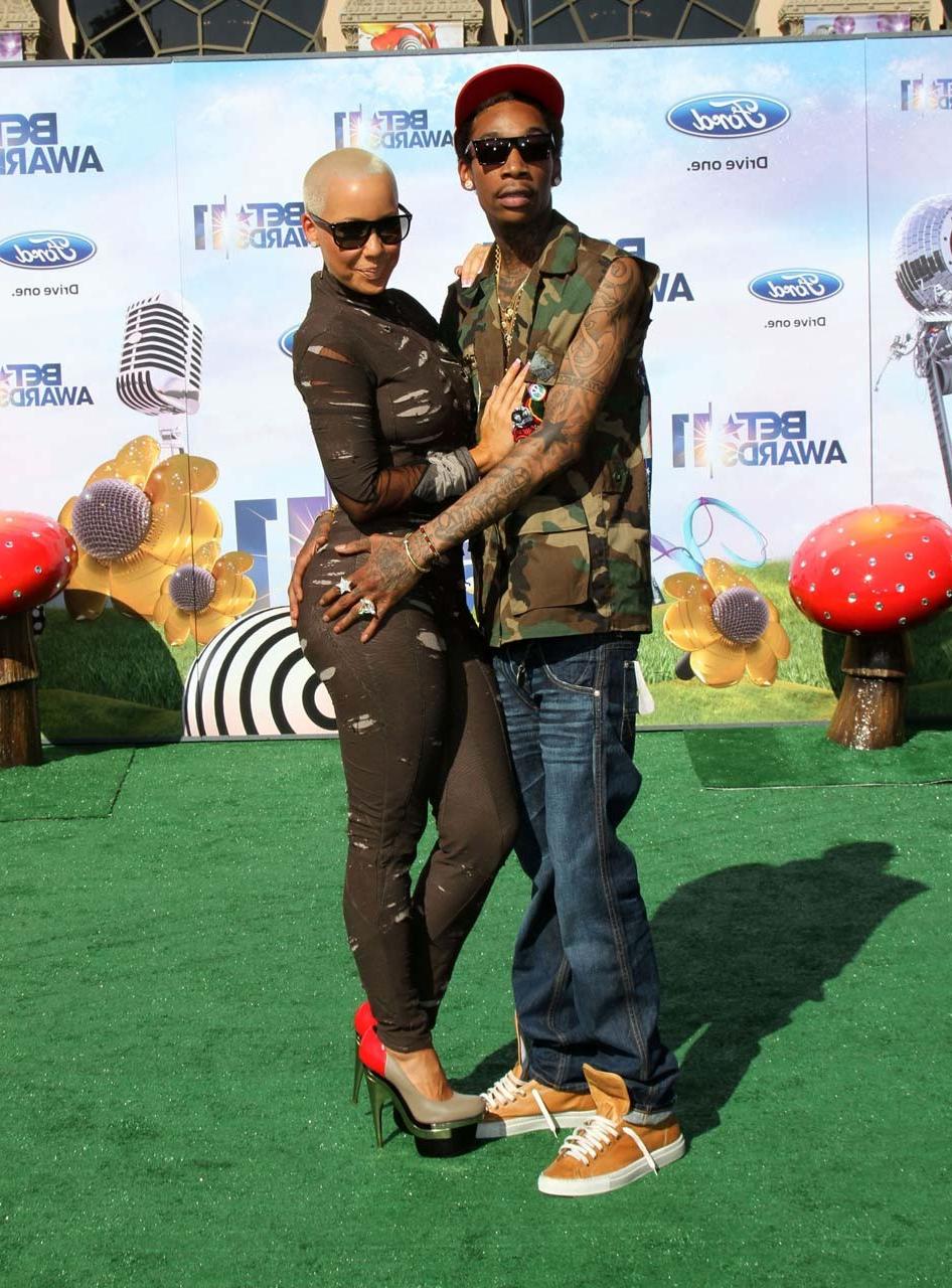 16P Amber Rose masturbating with fingers and exposing sexy nude body