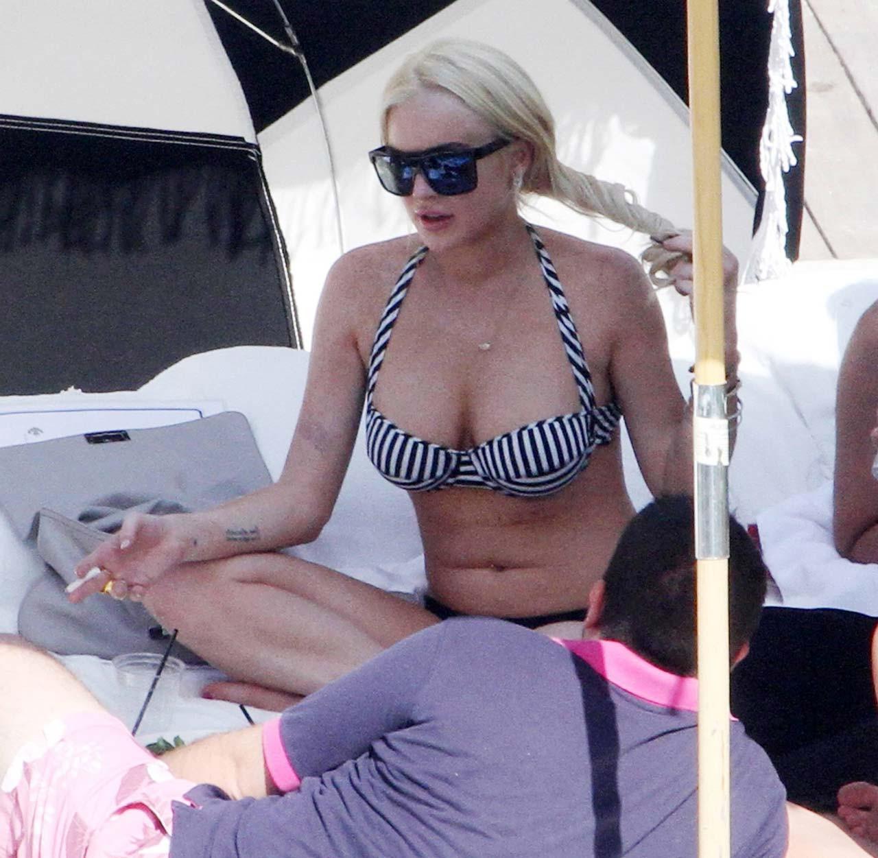16P Lindsay Lohan flashing her boobs while doing some photoshoot paparazzi pictures