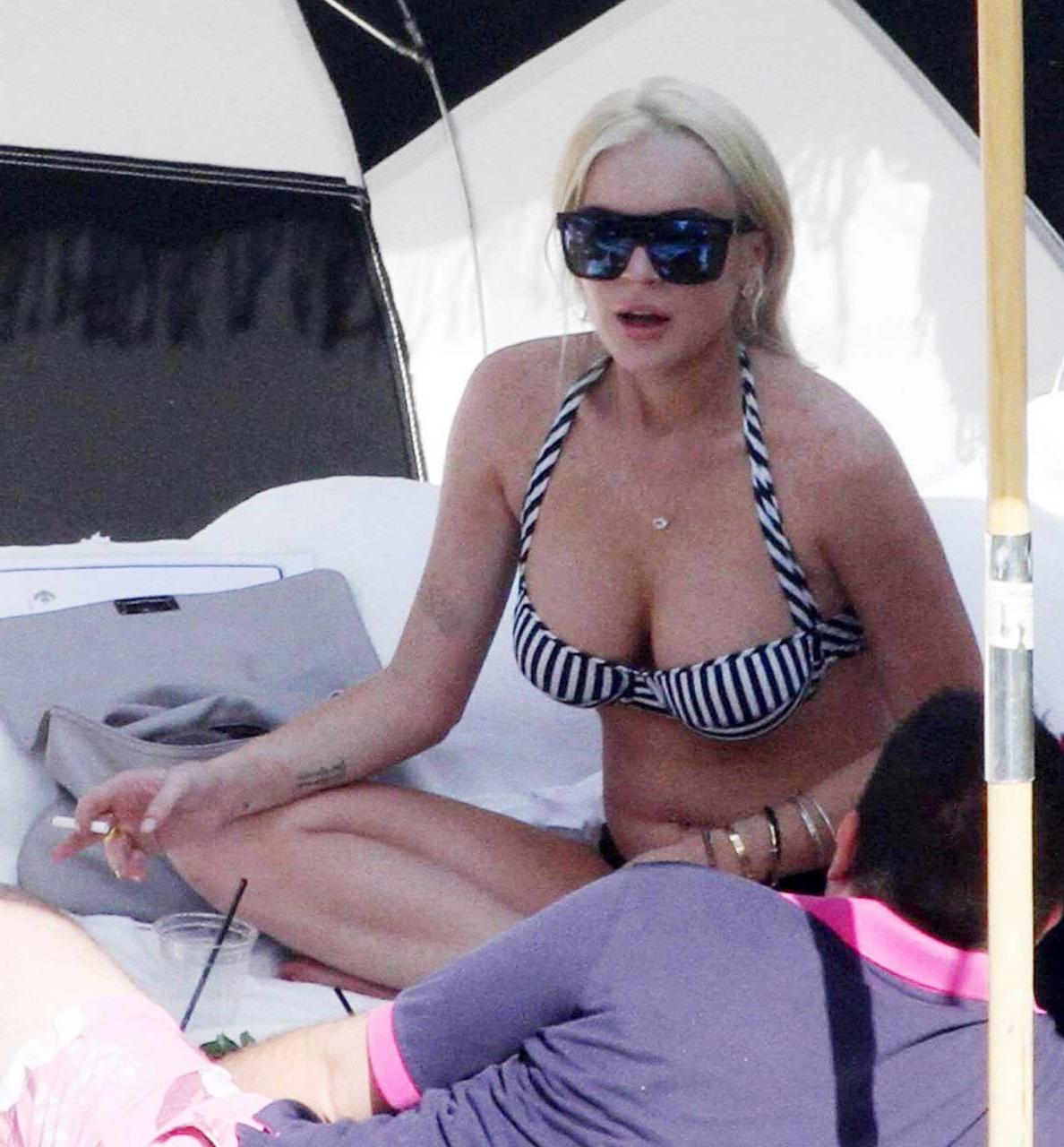 16P Lindsay Lohan flashing her boobs while doing some photoshoot paparazzi pictures