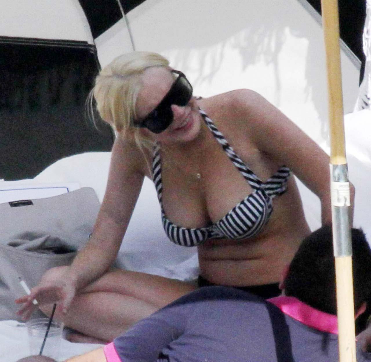 16P Lindsay Lohan flashing her boobs while doing some photoshoot paparazzi pictures