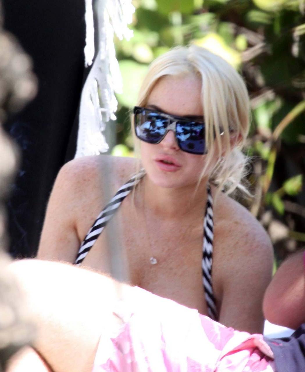 16P Lindsay Lohan flashing her boobs while doing some photoshoot paparazzi pictures