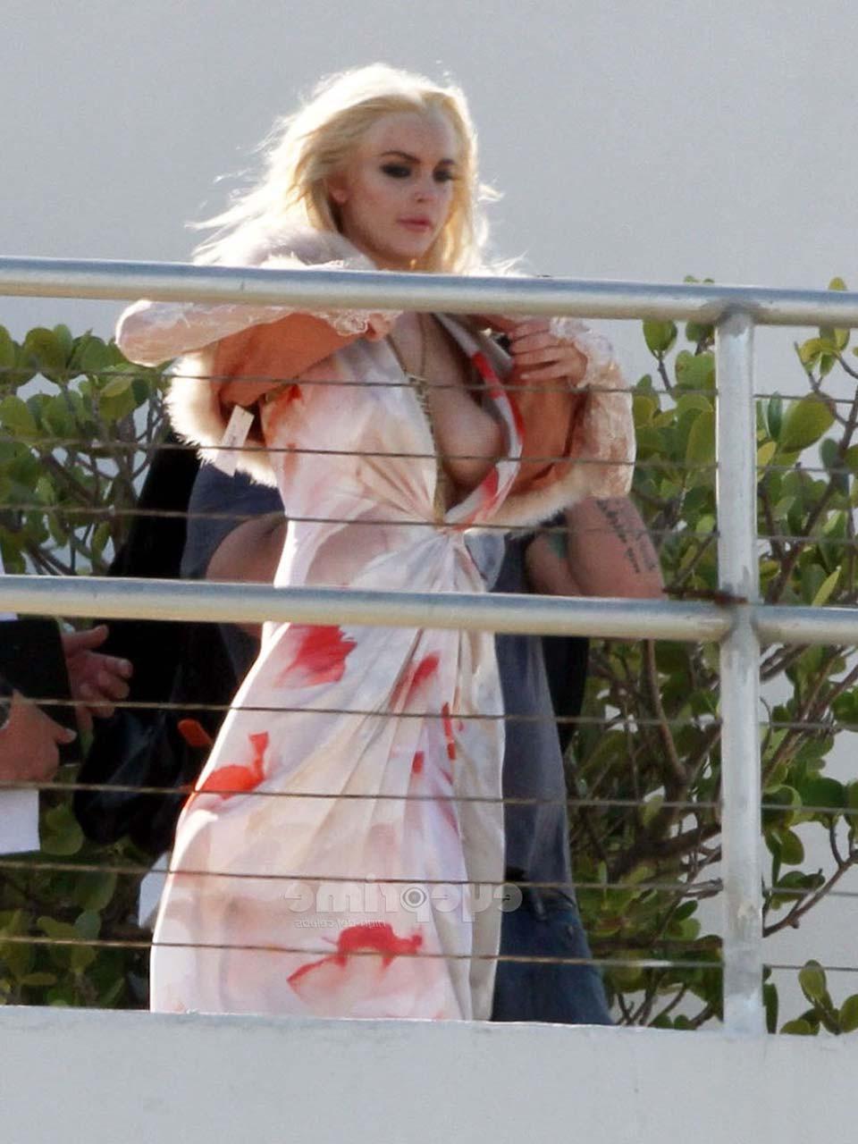 16P Lindsay Lohan flashing her boobs while doing some photoshoot paparazzi pictures