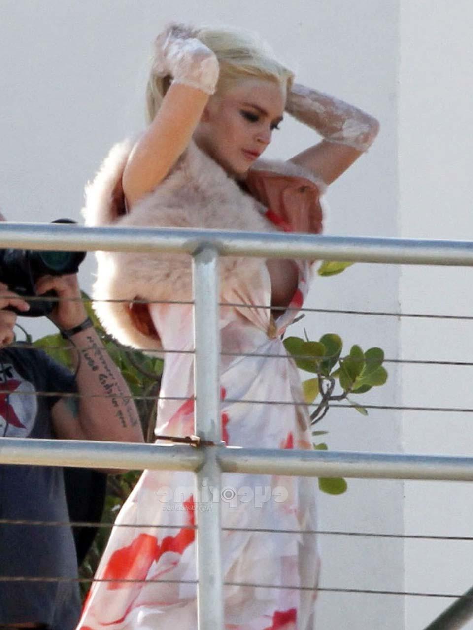 16P Lindsay Lohan flashing her boobs while doing some photoshoot paparazzi pictures