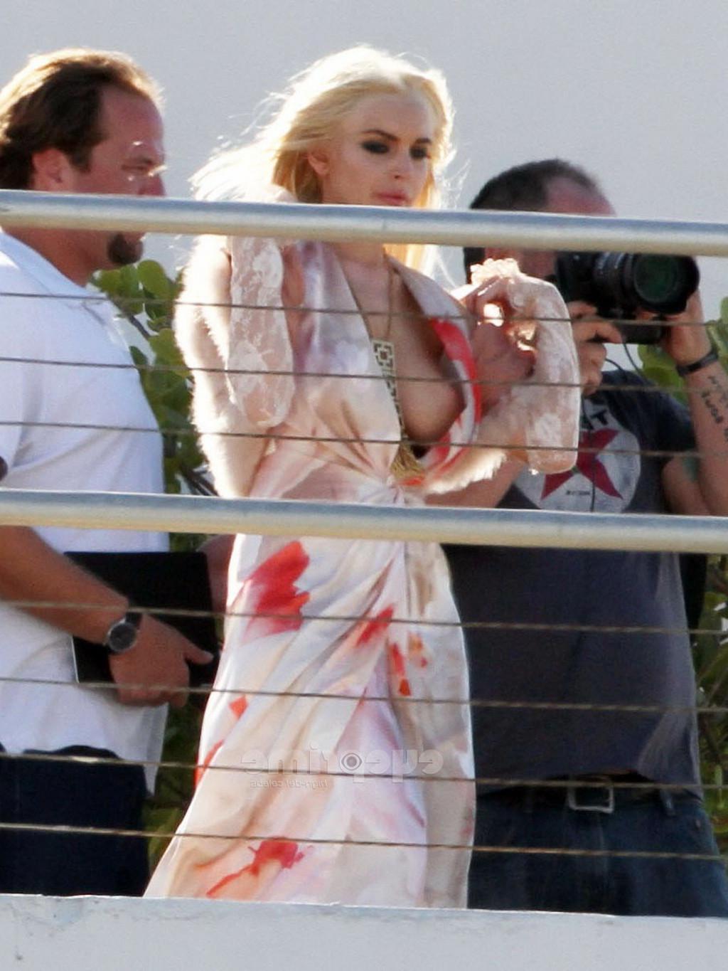 16P Lindsay Lohan upskirt  showing side boob at the photoshoot on a rooftop in Miami