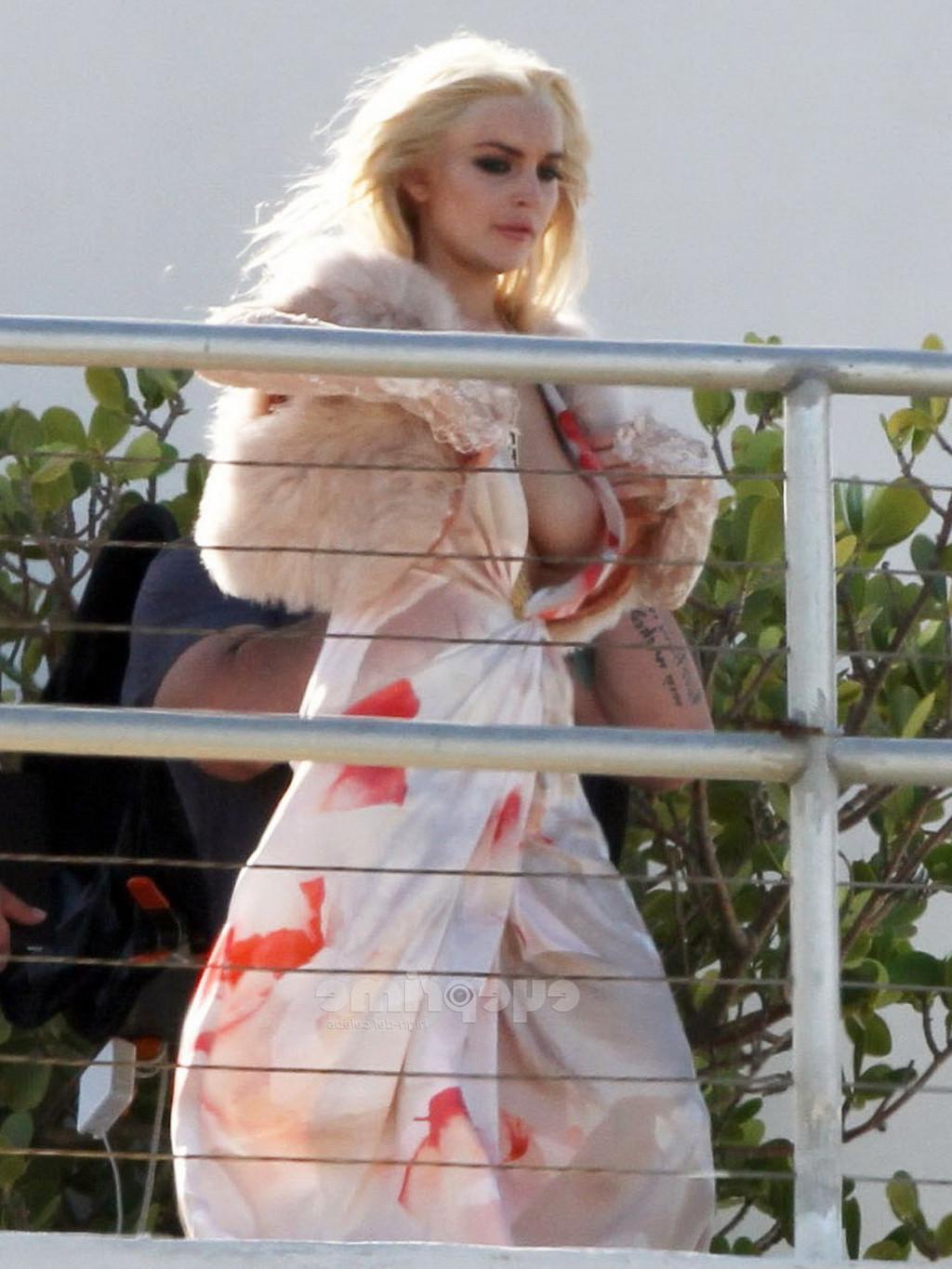16P Lindsay Lohan upskirt  showing side boob at the photoshoot on a rooftop in Miami