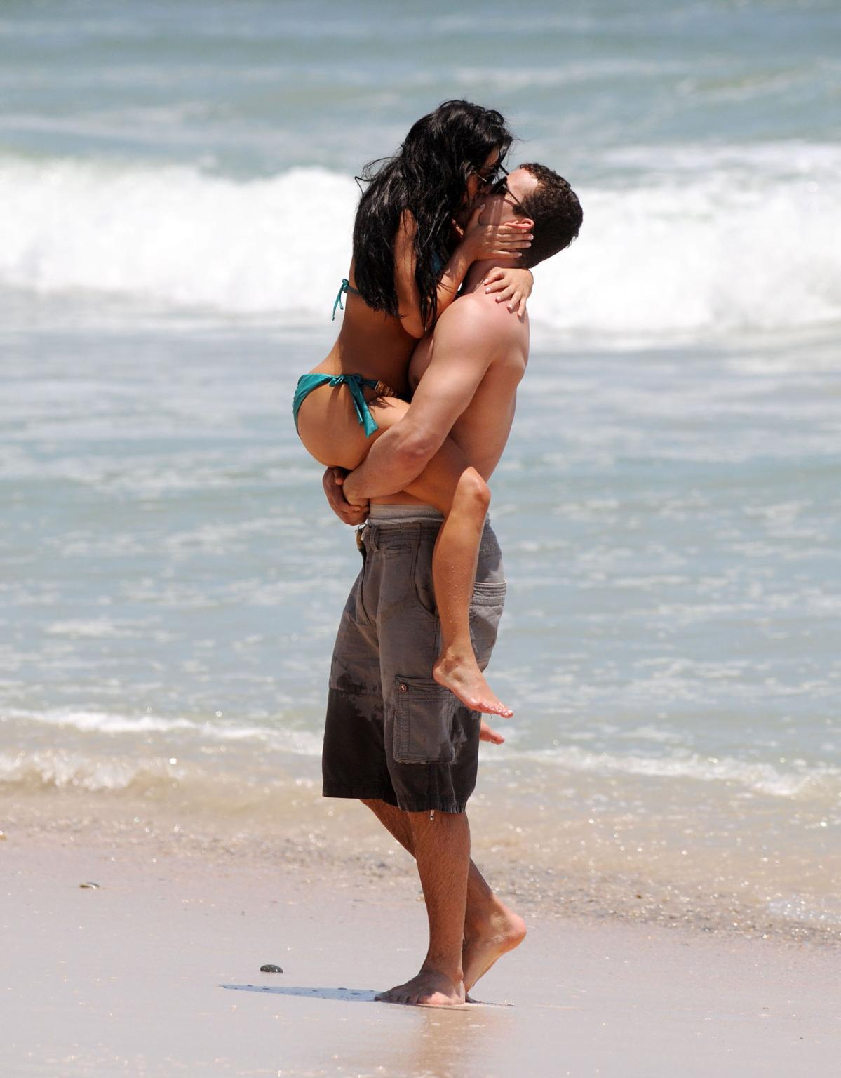 16P Kim Kardashian in bikini humping her big BF on the Beach in Puerto Mita