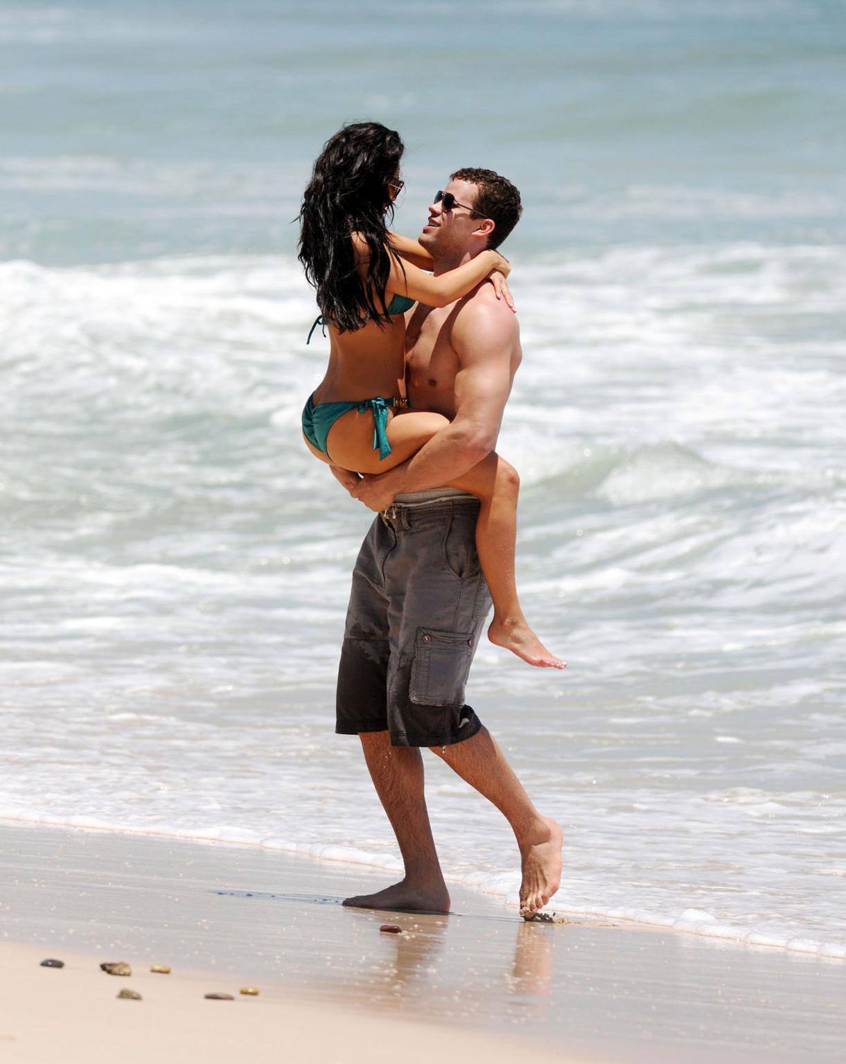 16P Kim Kardashian in bikini humping her big BF on the Beach in Puerto Mita