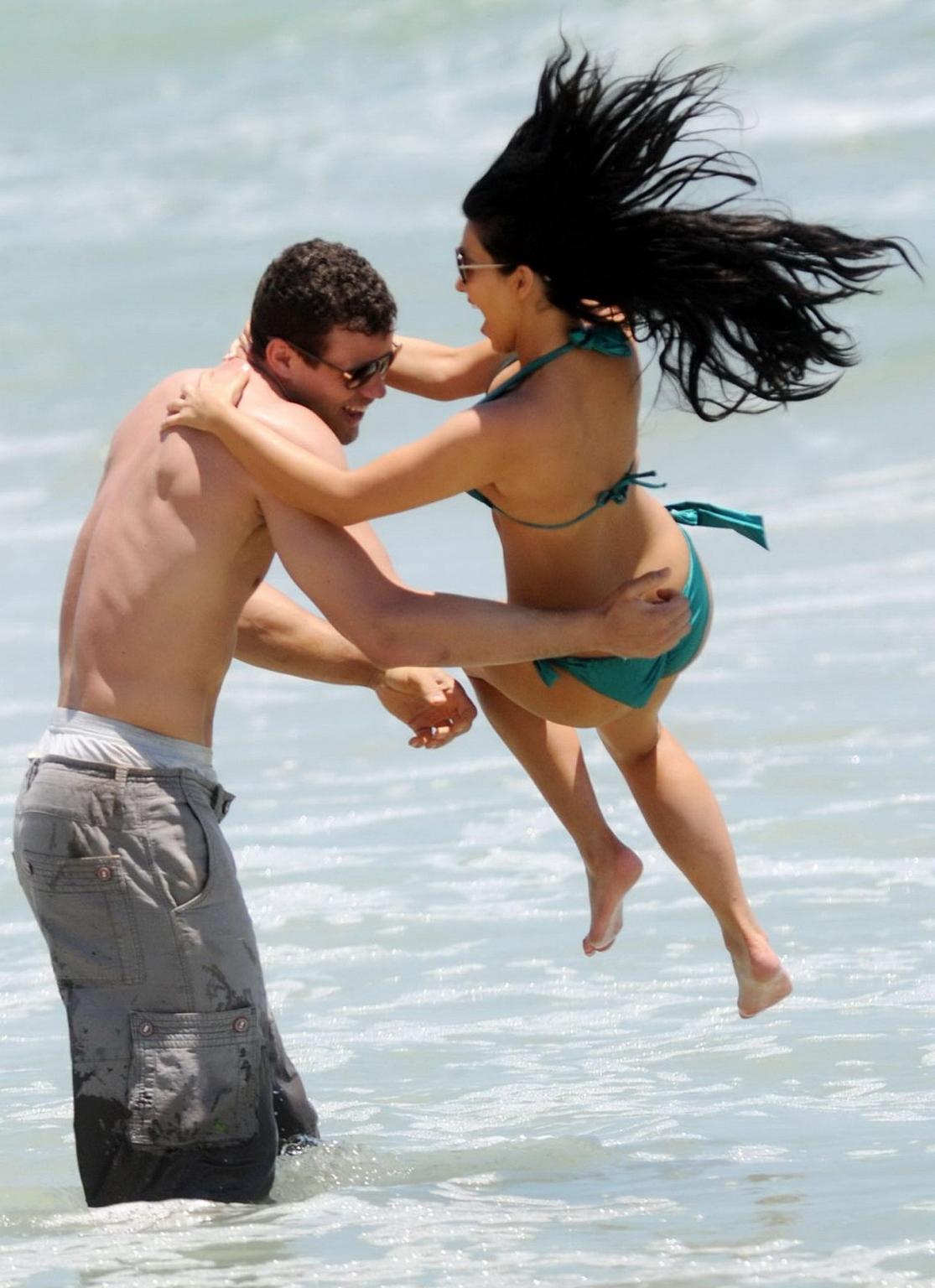 16P Kim Kardashian in bikini humping her big BF on the Beach in Puerto Mita