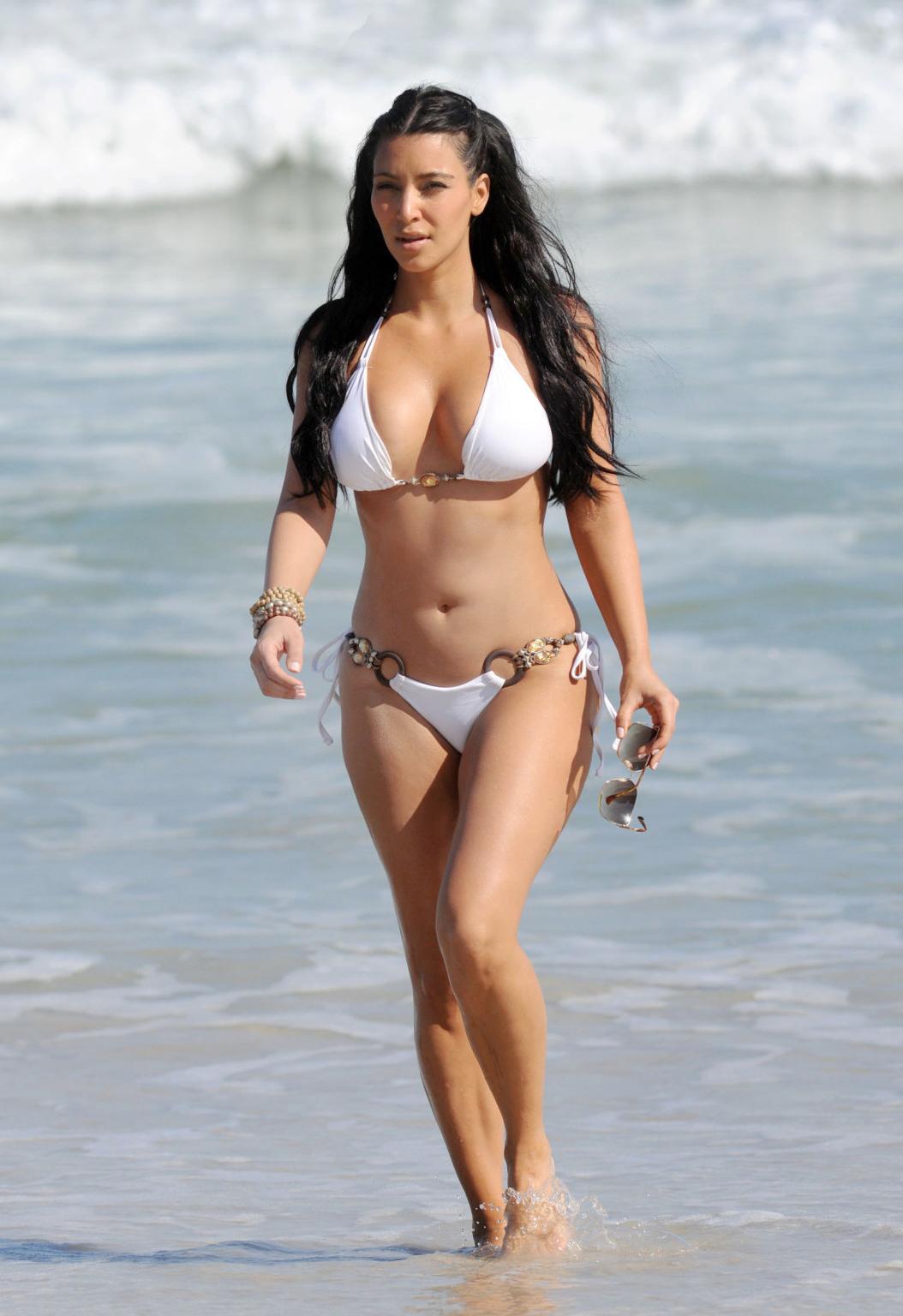 16P Kim Kardashian in bikini humping her big BF on the Beach in Puerto Mita