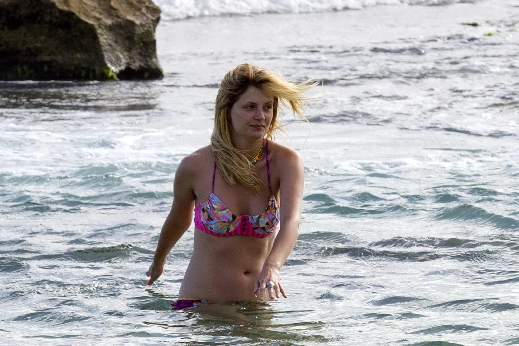 16P Mischa Barton scratching her pussy  showing ass crack in bikini on Hawaiian beac