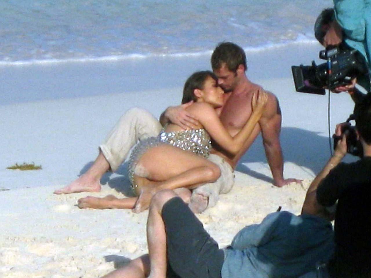 16P Jennifer Lopez exposing her bare ass in some photoshoot on beach and her tummy