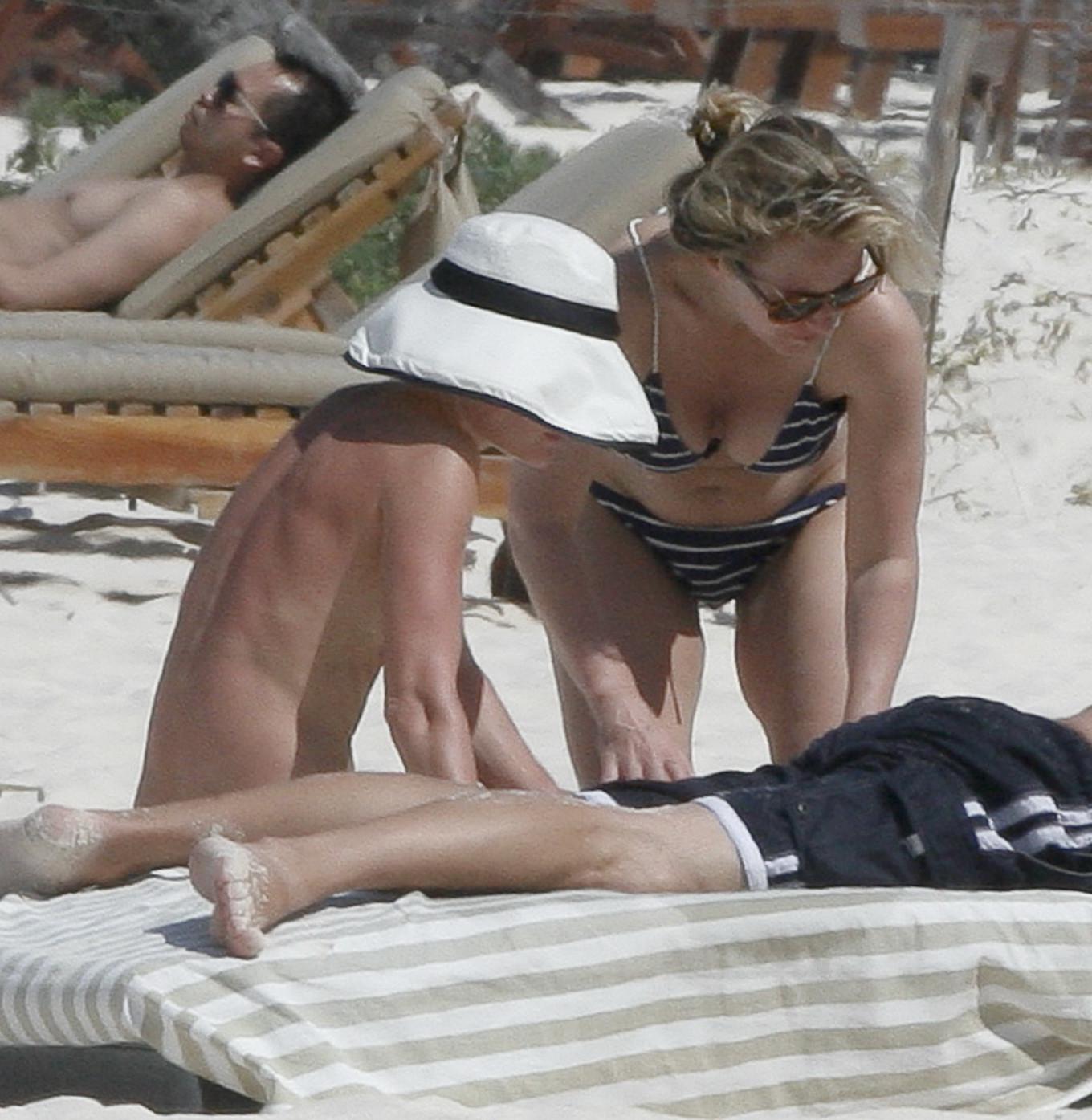 16P Kate Bosworth topless on the beach in Mexico but stupid paparazzi caught almost 