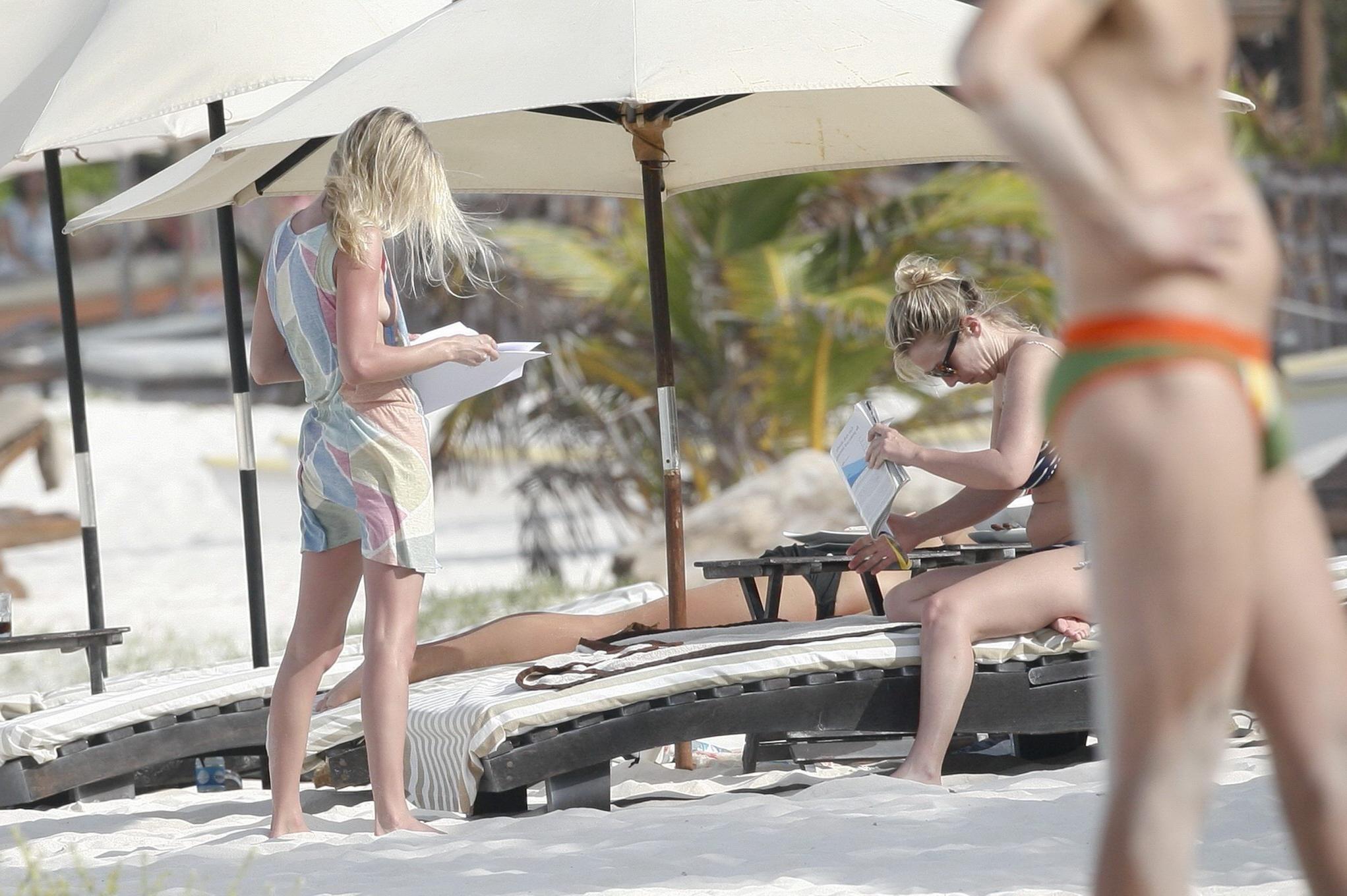 16P Kate Bosworth topless on the beach in Mexico but stupid paparazzi caught almost 