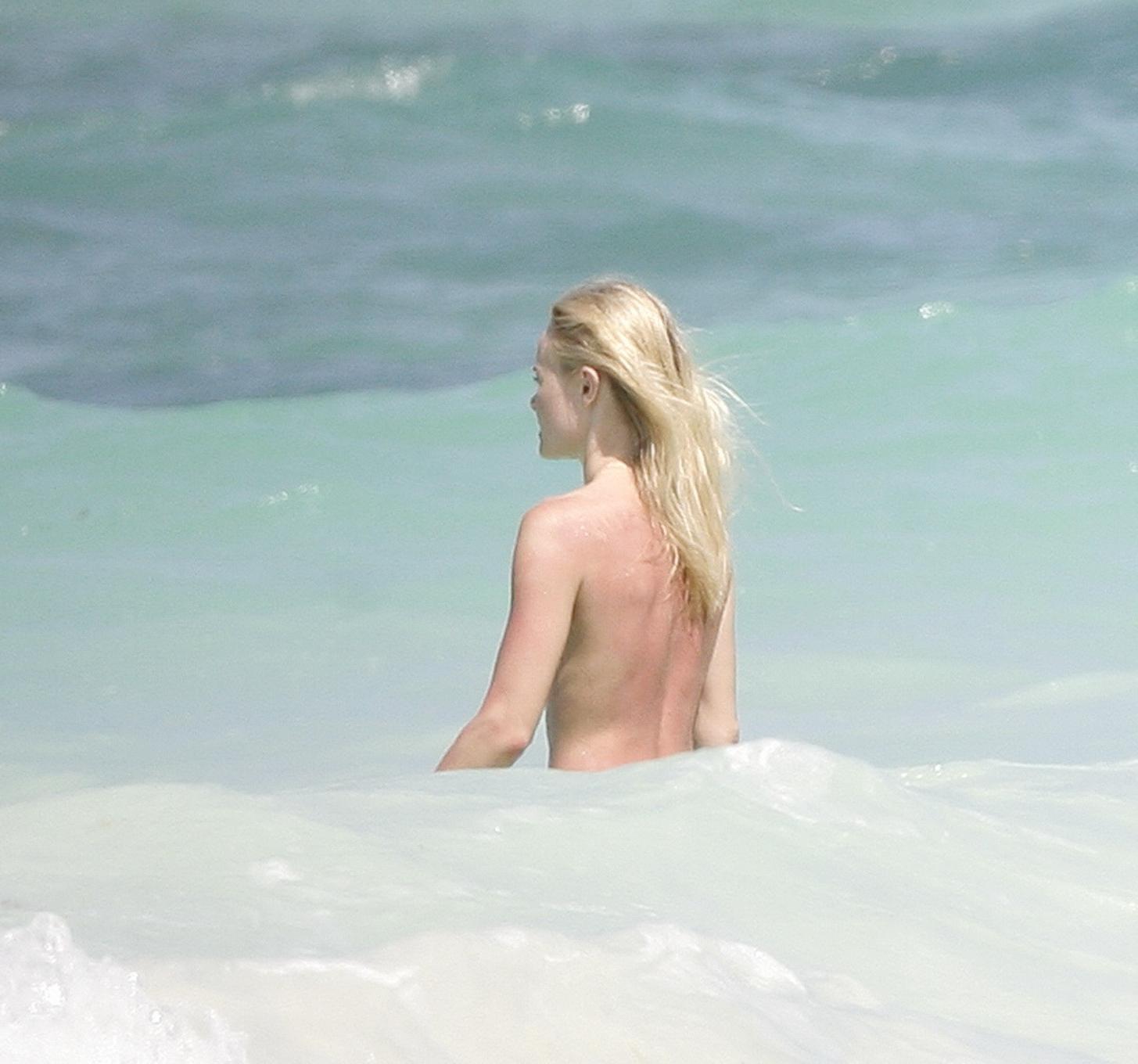 16P Kate Bosworth topless on the beach in Mexico but stupid paparazzi caught almost 