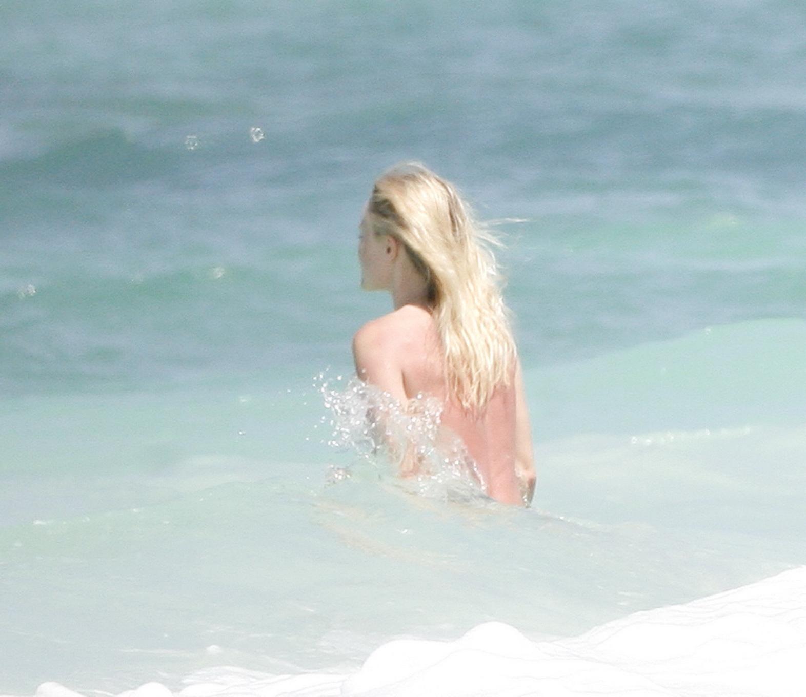 16P Kate Bosworth topless on the beach in Mexico but stupid paparazzi caught almost 