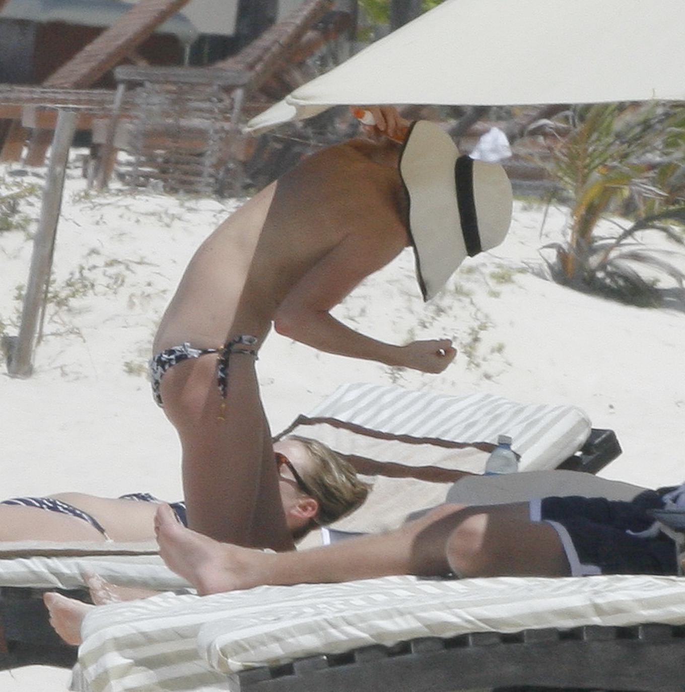 16P Kate Bosworth topless on the beach in Mexico but stupid paparazzi caught almost 