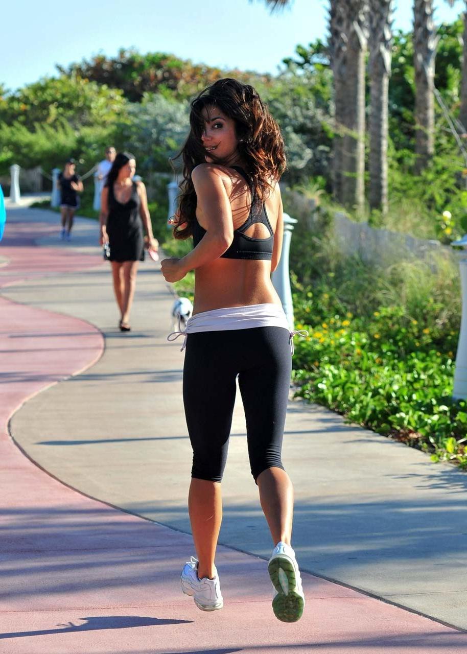 16P Leilani Dowding jogging in Miami Beach in tight spandex paparazzi pictures