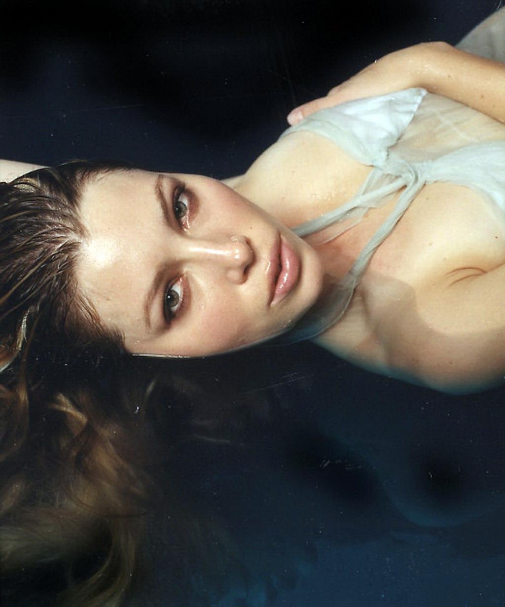 16P Jessica Biel in very sexy wet clotes photoshoot