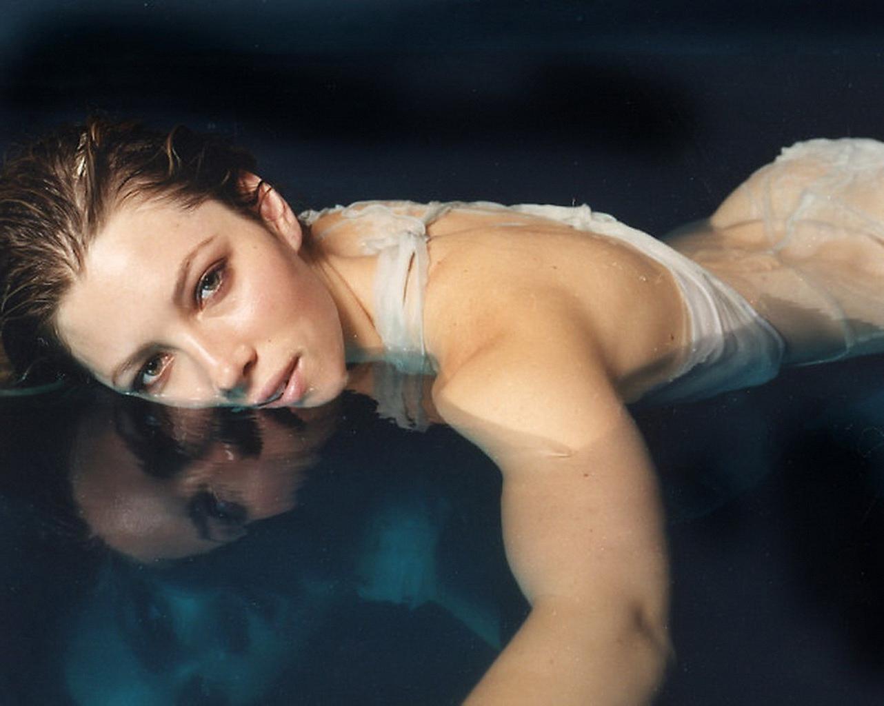 16P Jessica Biel in very sexy wet clotes photoshoot